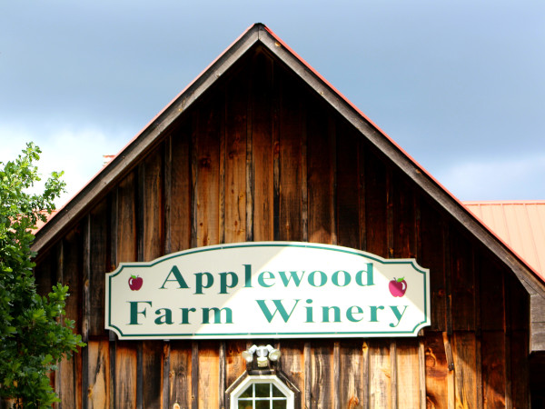 Tienda donde venden productos como vinos, mermeladas, miel y conservas en Applewood Farm and Winery