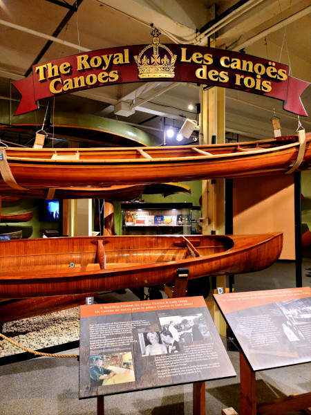 Las canoas de la realeza en el museo canadiense de las canoas