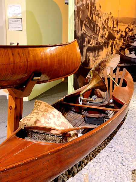 Ejemplos de canoas en el Museo Canadiense de las canoas