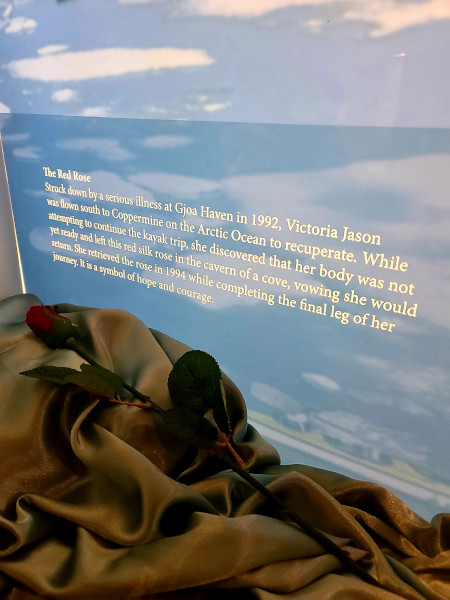 La historia de la rosa roja en el museo canadiense de las canoas