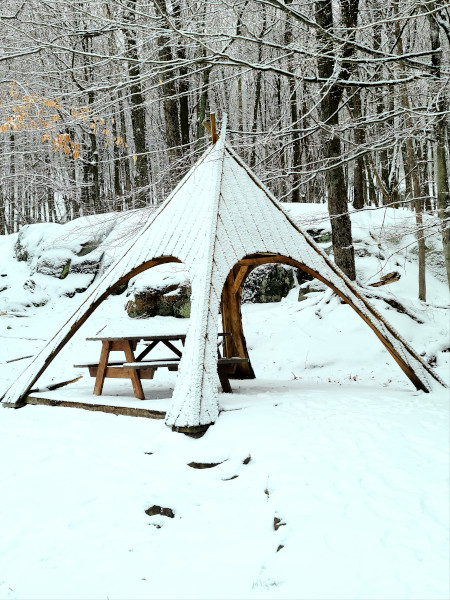 Mesa de picnic con cubierta en forma de tipi en Omega Park