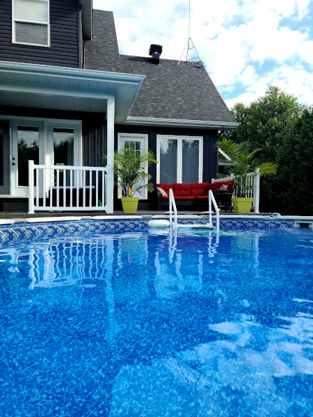 Area de la piscina en el Airbnb Chateau Jan