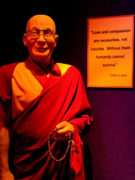 Estatua de cera de de Tenzin Gyatzo en en Louis Tussaud's WaxWorks