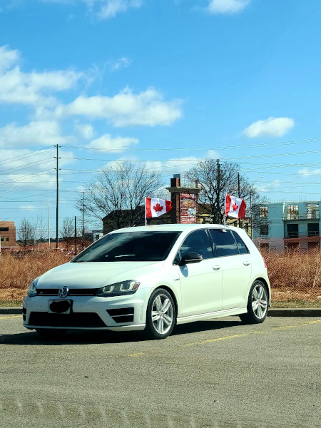 Carro con banderas de Canadá en parqueo