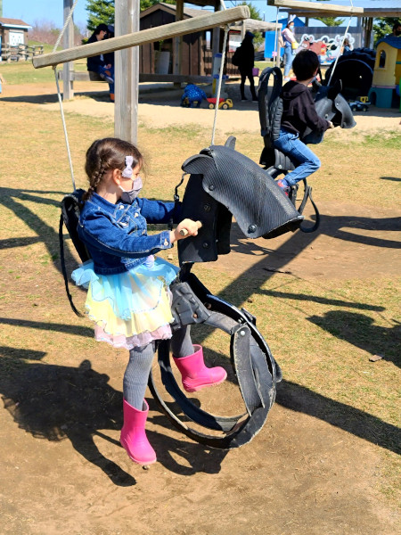 Caballos hechos con neumaticos en el parque de diversiones