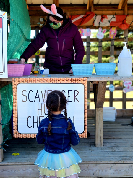 Recogiendo el premio del tesoro escondido en el Festival de Pascuas