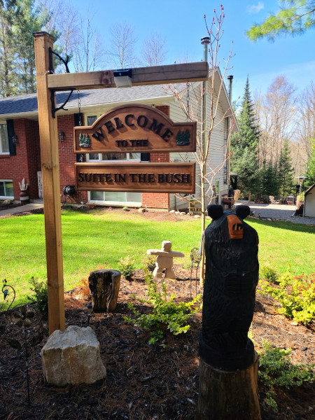 Exterior de Suit in the Bush, Airbnb a solo 30 minutos en coche de la Capital del Geocaching en Canadá