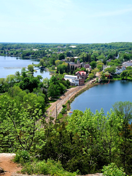 Vista panorámica de Westport desde Spy Rock Lookout en Foley Mountain Conservation Area