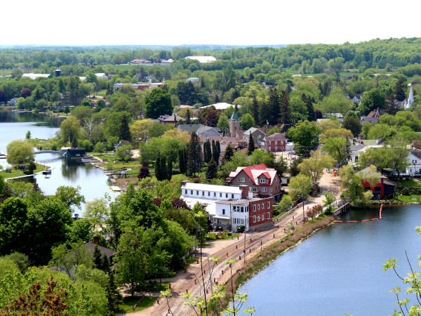 Vista panorámica de Westport desde Spy Rock Lookout en Foley Mountain Conservation Area