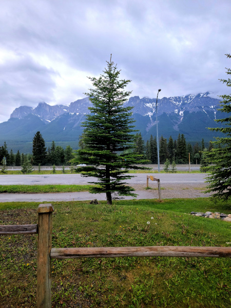 Vista de las Montañas Rocosas desde Banff Woods Lodge