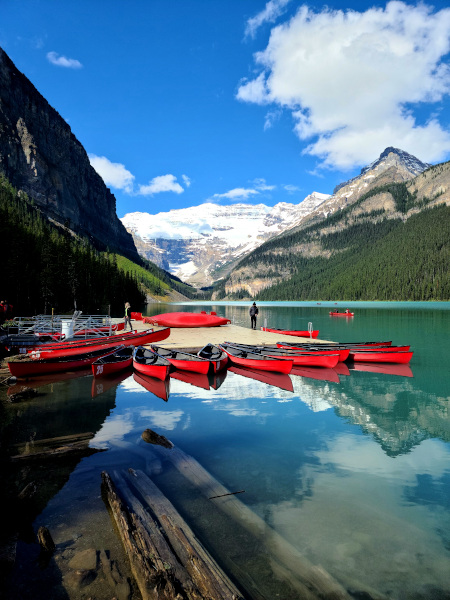 Vista de Lake Louise, las Montañas Rocosas y el glaciar Victoria desde la casa de botes