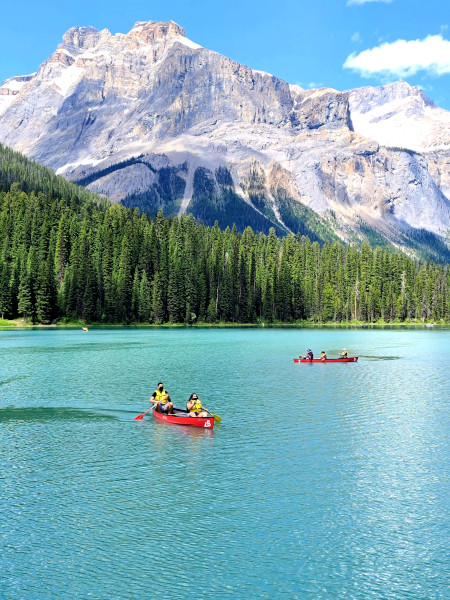 Recorrer Emerald Lake en canoa es una de las actividades más populares en el Parque Nacional de Yoho