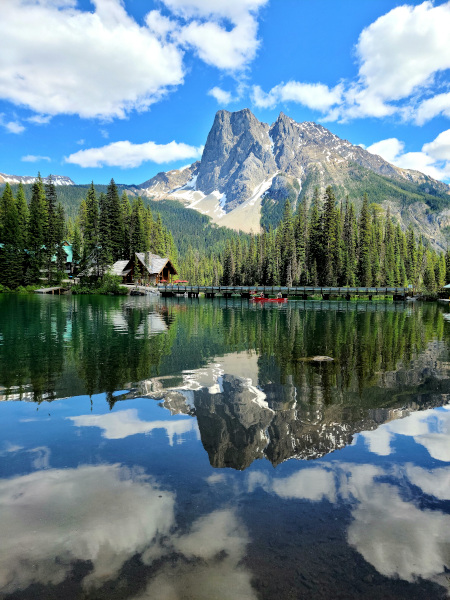 Emerald Lake, con el restaurante Cilantro y las Montañas Rocosas al fondo