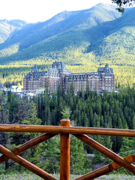 Vistas del hotel Fairmont Banff Springs desde Surprise Corner Viewpoint