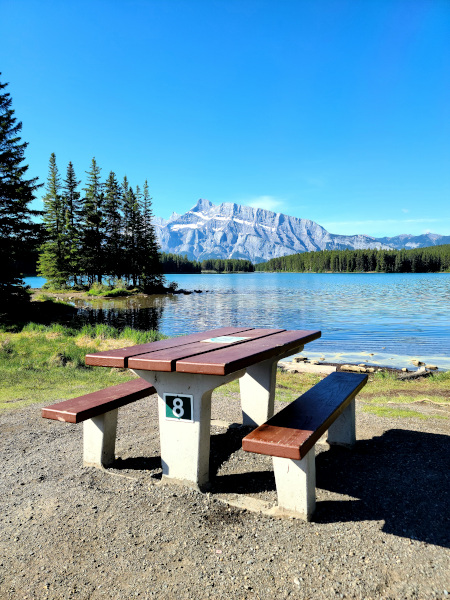 Nada mejor que disfrutar de un desayuno con esta paz y estas vistas (área de picnic en Two Jack Lake)