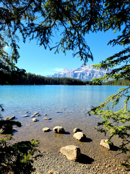 Las cálidas aguas en Two Jack Lake hacen de este lugar un destino muy popular durante los meses de verano