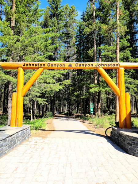 Entrada a Johnston Canyon. A la derecha de esta señal se encuentran los únicos baños disponibles en todo el área