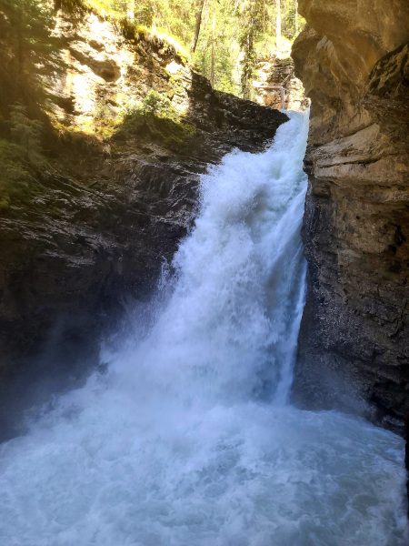 Lower Falls una vez que pasas el estrecho túnel