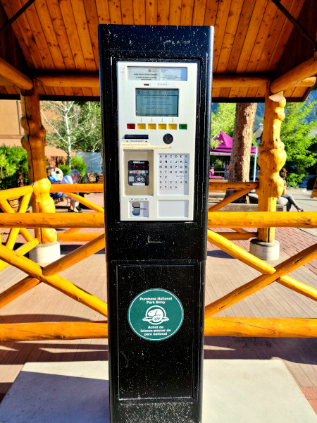Máquina expendedora de pases a los parques nacionales en las afueras del Centro de Visitantes en Banff