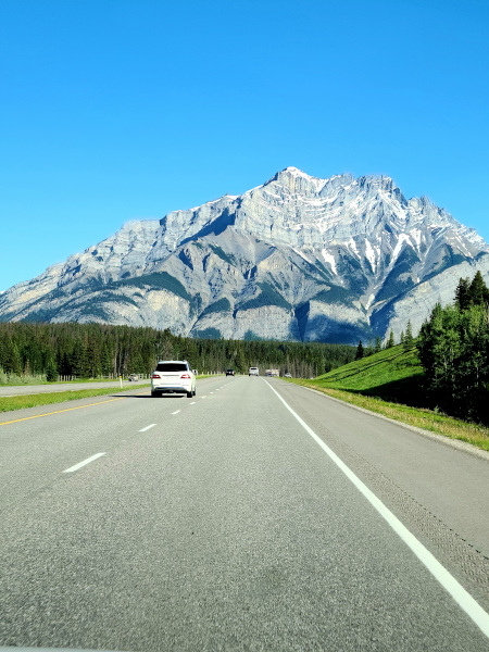 Vista de las Montañas Rocosas mientras conduces de Calgary a Banff 