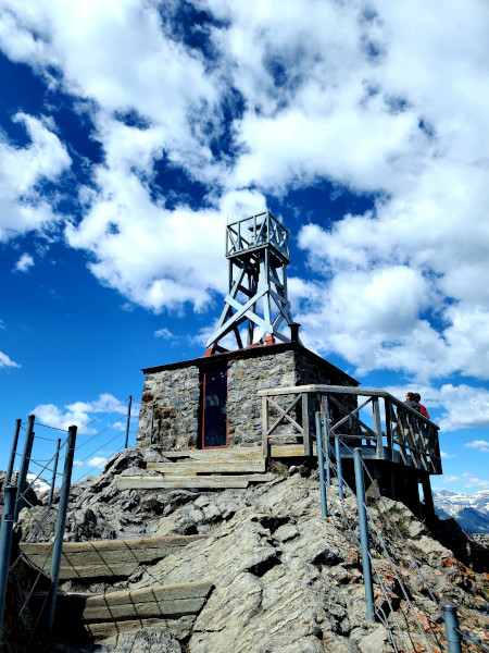Sitio histórico nacional Sulphur Mountain Cosmic Ray Statio, en la cima de Sanson Peak