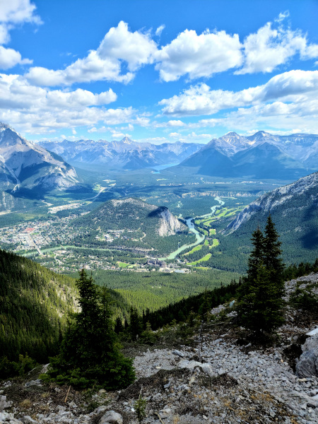 Vista de las Montañas Rocosas, Bow Valley y el pueblo de Banff desde la cima de Sulphur Mountain