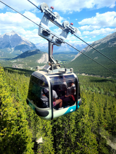 El teleférico demora menos de 10 minutos en llevarte a la cima de Sulphur Mountain