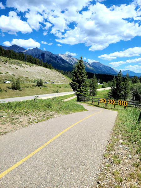 Rocky Mountain Legacy Trail transcurre de forma paralela a la Trans-Canada Hwy y ofrece impresionantes vistas de las Montañas Rocosas