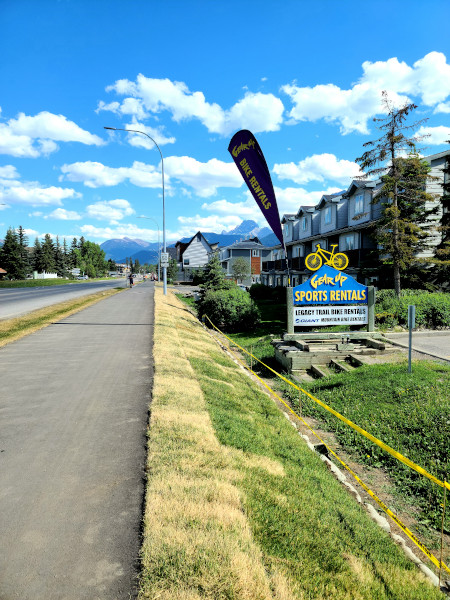 Sendero para bicicletas justo al frente de Gear Up, Sports Rentals conecta directamente con Rocky Mountain Legacy Trail