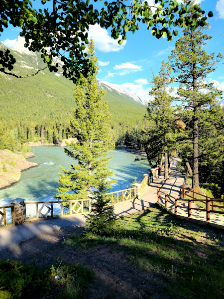 Vistas expectaculares de Bow River desde el Bow Falls Trail