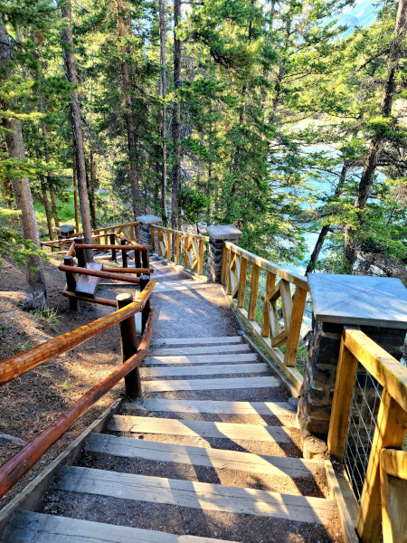 Bow Falls Trail, con sus 1.4 kilómetros de largo, bordea Bow River y termina en el Bow Falls Viewpoint 