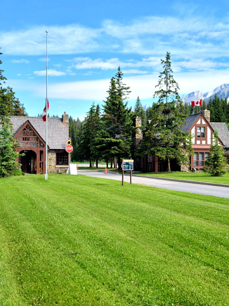 Puerta de control de entrada al Parque Nacional de Banff en la zona este, en la Trans-Canada Highway #1