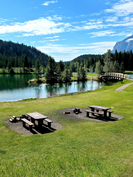 Cascade Ponds cuenta con muchísimas áreas para hacer picnic y fogatas por la noche