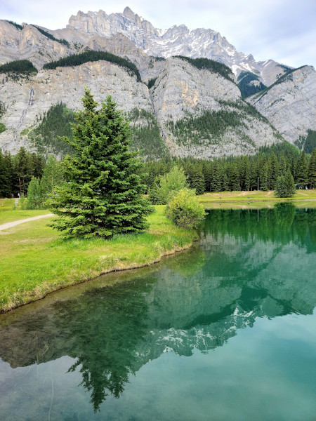 Uno de los estanques en Cascade Ponds con Cascade Mountain al fondo
