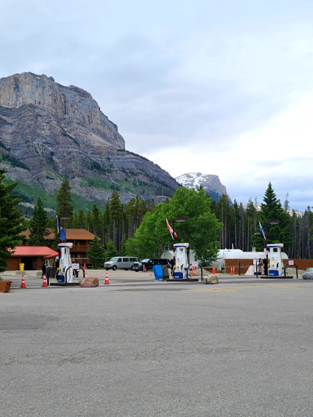 The Crossing Resort el único lugar con servicio de gasolinera entre los pueblos de Jasper y Lake Louise