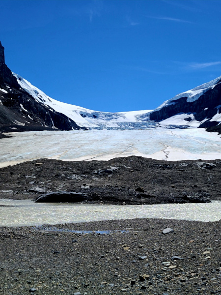 Vista del glaciar Athabasca al final del sendero. un río no te permite el paso ni caminar por encima del hielo