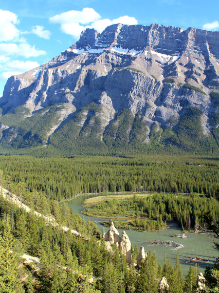 Vistas de los Hoodoos y Bow River desde Hoodoos Viewpoint