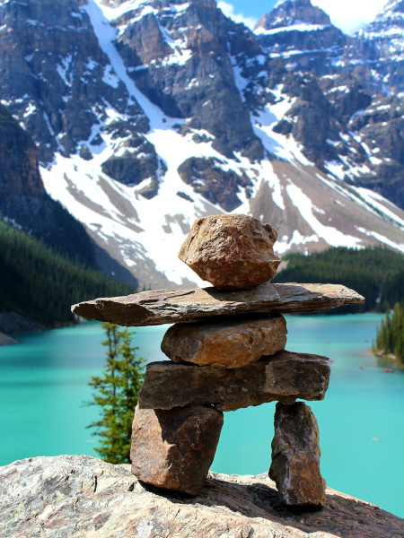 Inuksuk en Moraine Lake. Los Inuksuks son estructuras de piedras en forma de figura humana, utilizadas tradicionalmente por los Inuits como un signo conmemorativo