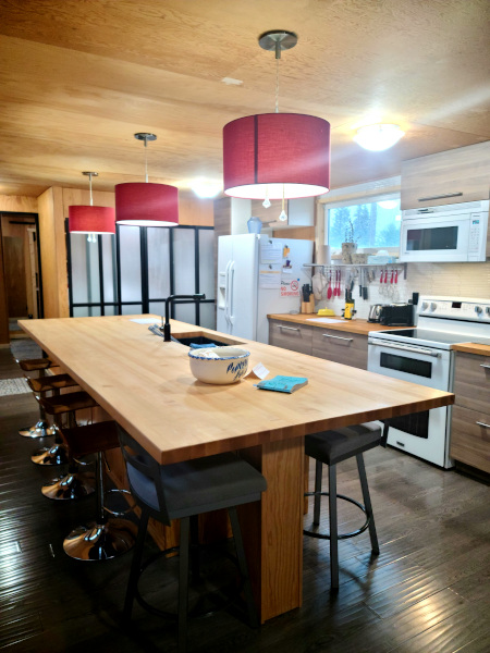 La cocina del Airbnb Hideaway Home está completamente equipada para preparar tus propias comidas