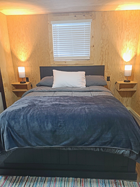 El Airbnb Hideaway Home en Hinton cuenta con dos cuartos, ideal para una familia de cuatro 