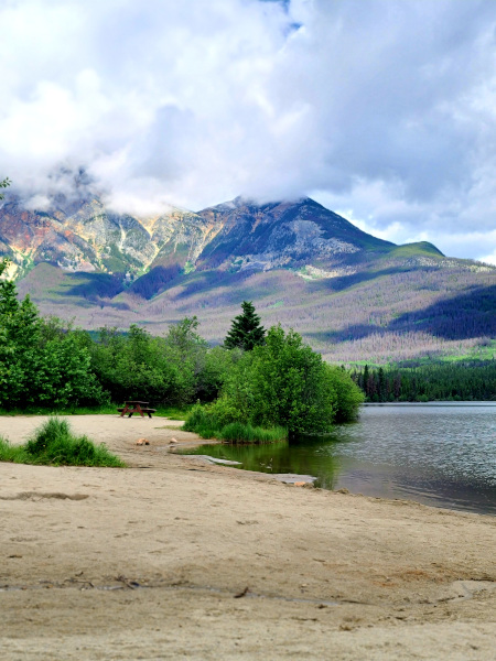 Pyramid Lake, a solo 7 kilómetros del pueblo de Jasper