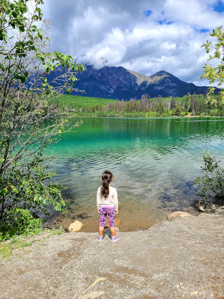 Patricia Lake con Pyramid Mountain al fondo