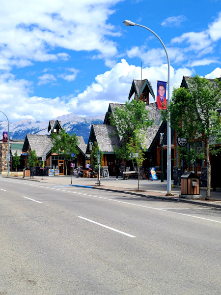 Pintoresco pueblo de Jasper, con las Montañas Rocosas al fondo
