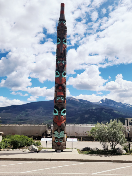 Monumento The Two Brothers Totem Pole, justo al lado de la línea del tren
