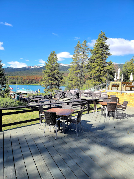 Terraza del restaurante The View, en Maligne Lake 