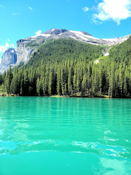 Maligne Lake es particularmente famoso por el color azul turquesa de sus aguas
