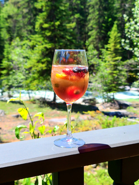 Los cócteles en Maligne Canyon Wilderness Kitchen no tienen nada que envidiarle a su deliciosa comida 