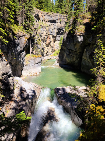 Los rápidos y pequeñas cascadas son imágenes recurrentes en el sendero de Maligne Canyon 