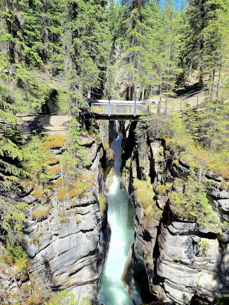 Uno de los 6 puentes que puedes encontrar a lo largo de Maligne Canyon 