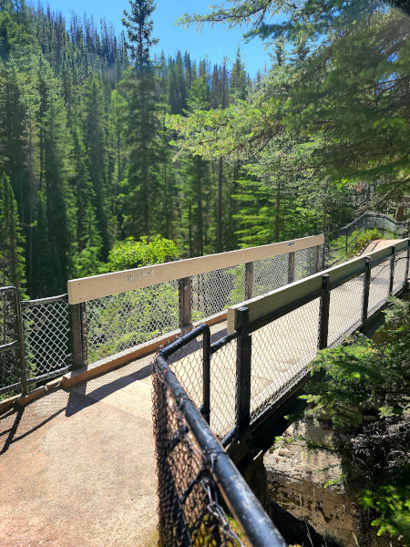 Uno de los 6 puentes que puedes encontrar a lo largo de Maligne Canyon 